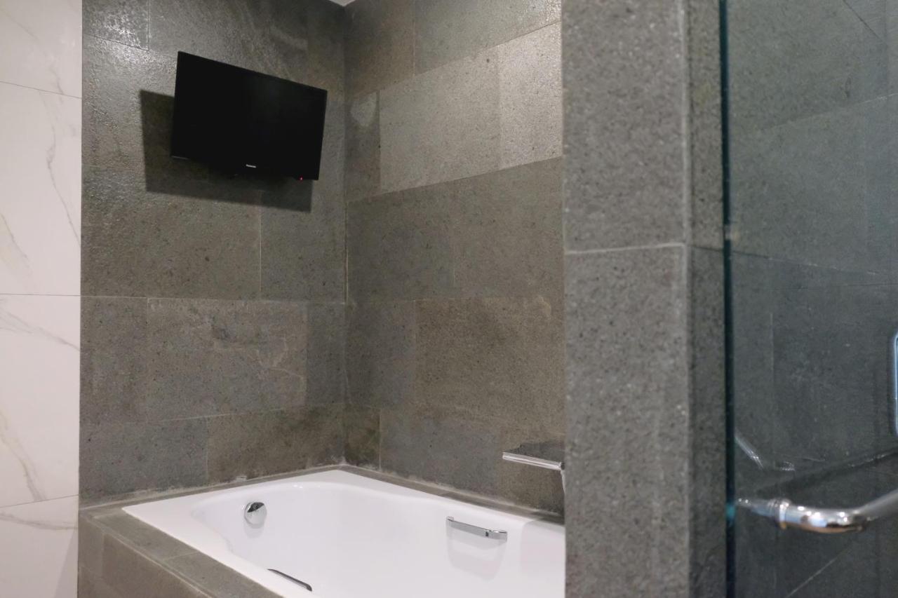 Hotel Santika Premiere 암본 외부 사진